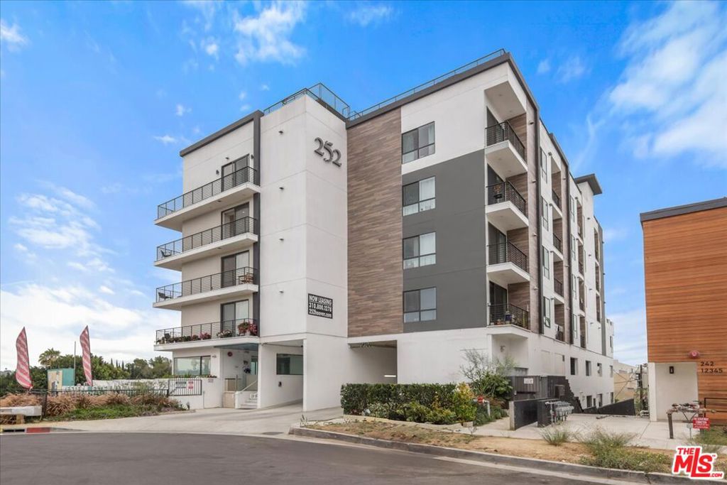 Experience modern city living at 252 Hoover, where sleek design meets sweeping views of Los Angeles. Nestled on a private cul-de-sac near Downtown and Silver Lake, this boutique community offers both privacy and easy access to the city's most vibrant neighborhoods.Residences feature open layouts, stylish finishes, top-quality appliances, and spa-inspired bathrooms. Secure keyless entry, a fitness studio, resident lounge, and rooftop deck with panoramic city views round out the amenities.With Downtown, Hollywood, Koreatown, and Silver Lake just minutes away, 252 Hoover delivers a fresh, modern take on luxury living in the heart of Los Angeles.
