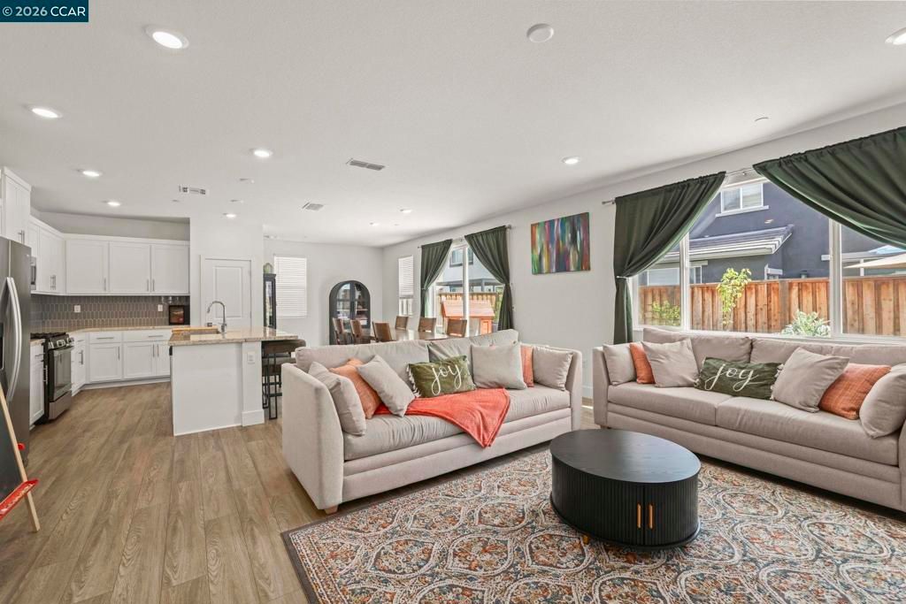 Photo of 122 Granite Way Way, Oakley, CA 94561 (MLS # 41131199)