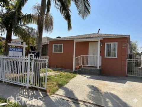 Photo of 802 E 111th Dr, Los Angeles, CA 90059 (MLS # CV26077174)