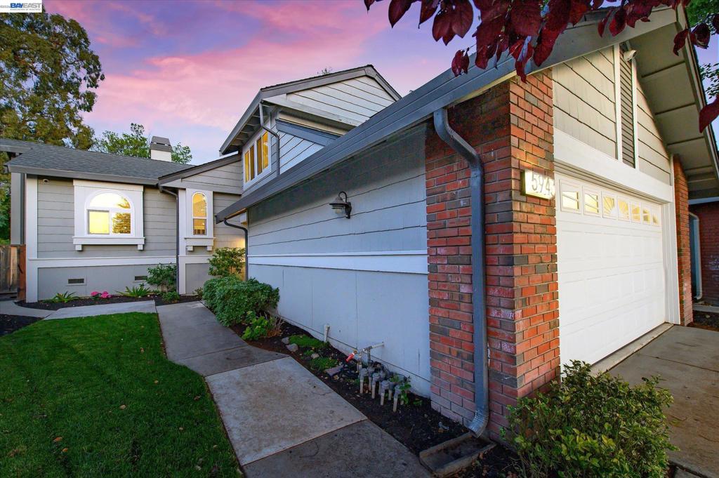 5943 Corte Arboles