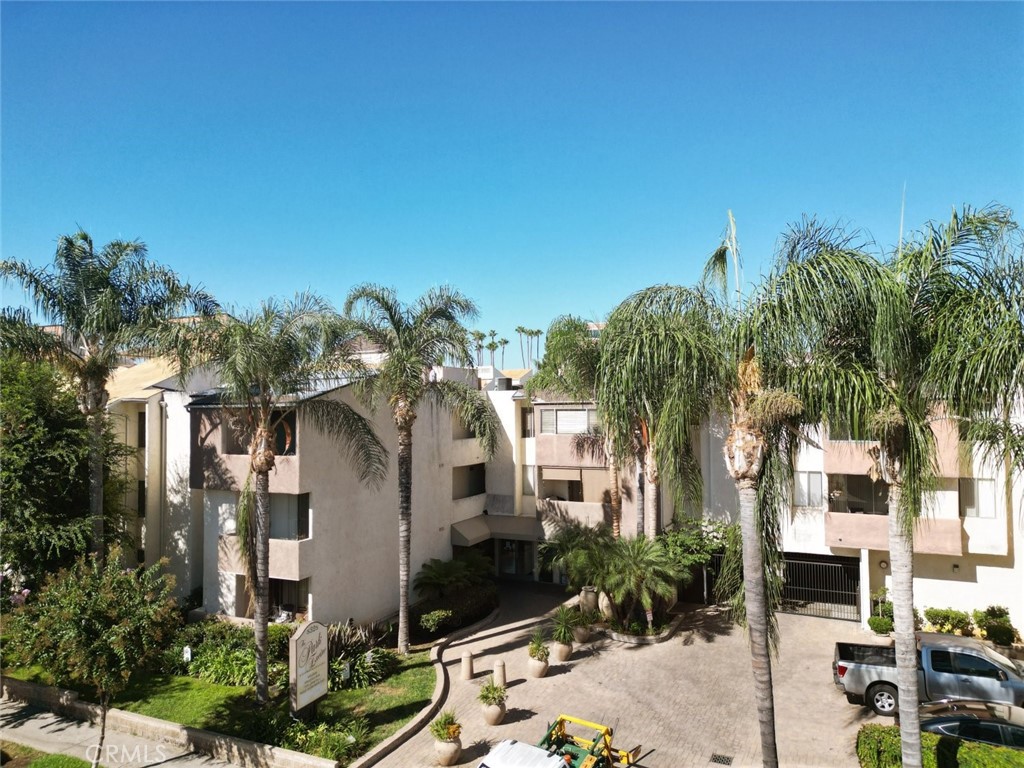 Welcome to this beautifully updated top-floor studio located in a secure and well-maintained Encino complex. With soaring vaulted ceilings, this bright and airy 475 sq ft unit feels incredibly spacious and inviting.
The open-concept layout features a cozy fireplace, granite countertops, and a newly tiled kitchen backsplash that adds a modern touch. The kitchen flows seamlessly into the living area and opens up to your own private balcony with storage, perfect for sipping morning coffee or relaxing after a long day.
You'll love the generous closet with dressing area, and the updated bathroom featuring a modern shower. While the unit does not include a refrigerator, it does come with 1 dedicated carport space for added convenience.
The community is loaded with amenities: pool, spa, gym, recreation room, BBQs, and more, offering smart, simple living in a vibrant location. Ideally situated near major freeways, shopping centers, and restaurants, this condo makes a great home base or investment opportunity.