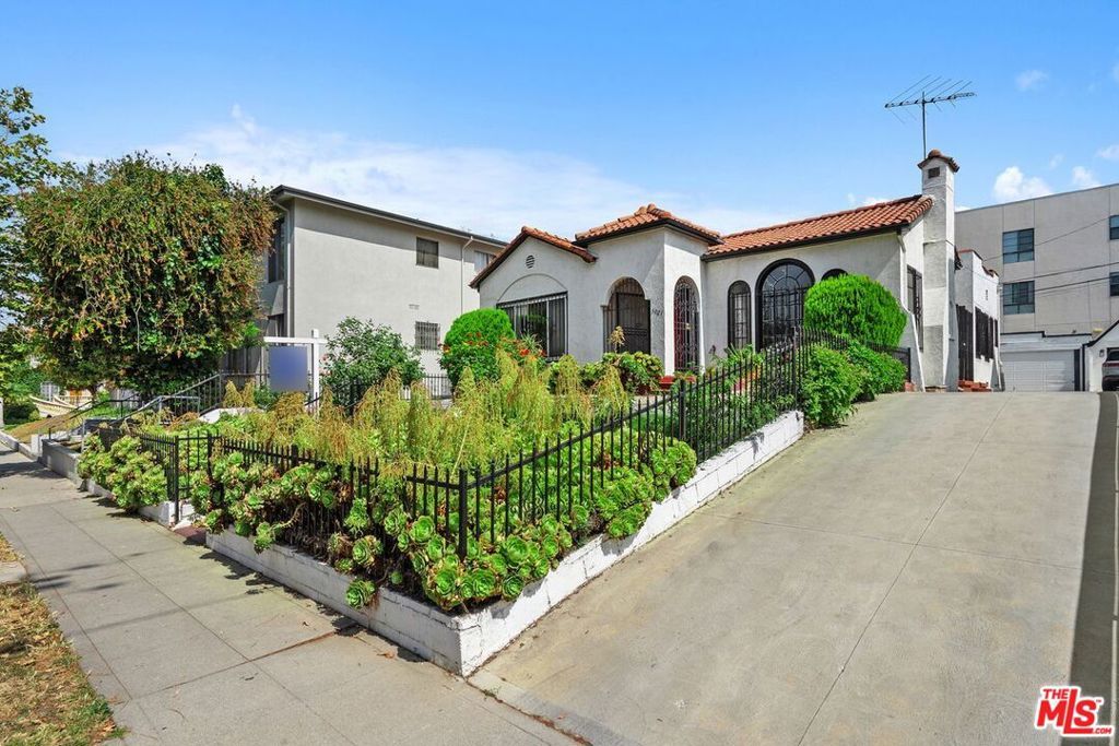 Photo of 5021 Elmwood Avenue, Los Angeles, CA 90004 (MLS # 25555115)