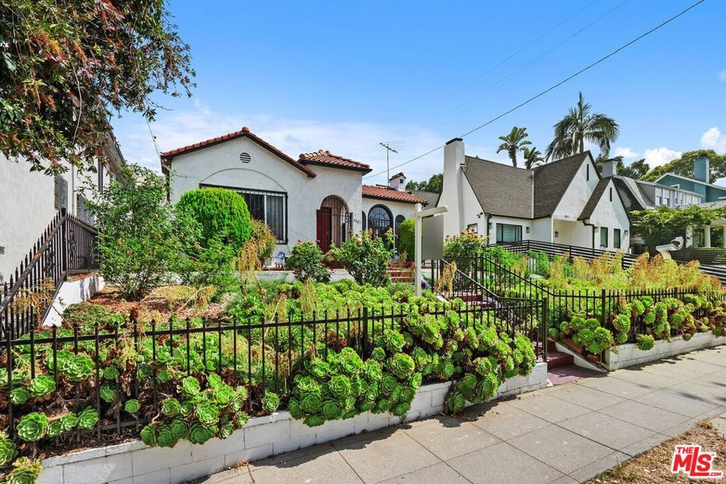 Photo of 5021 Elmwood Avenue, Los Angeles, CA 90004 (MLS # 25555115)