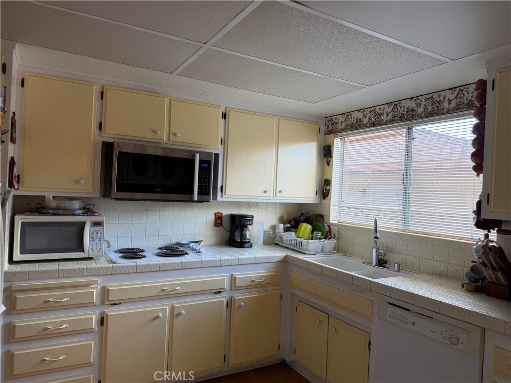 672 Central Avenue W