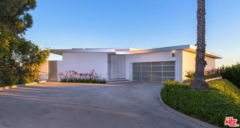 Photo of 1542 Blue Jay Way, Los Angeles, CA 90069 (MLS # 26721385)