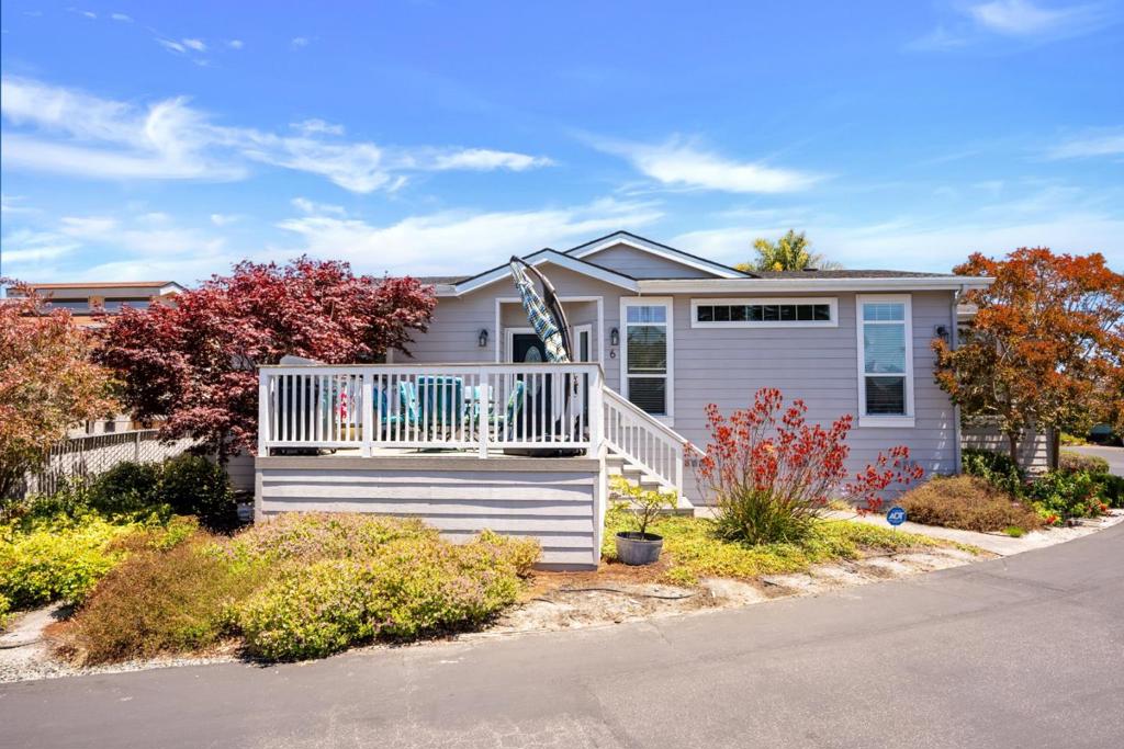 PREMIER 55+ RESIDENT OWNED PARK IN APTOS. GREAT CORNER LOT WITH LARGE DECK AND MATURE LANDSCAPING. 2 BEDROOM 2 BATH WITH AN ADDITIONAL DEN/OFFICE. HIGH CEILINGS, STAINLESS STEEL APPLIANCES AND HI-MACS COUNTERTOPS. THERE IS AN ADDITIONAL $59,000 BUY IN PAID TO THE HOA FOR THE PARK SHARE. BUY IN IS NOT INCLUDED IN THE ASKING PRICE.