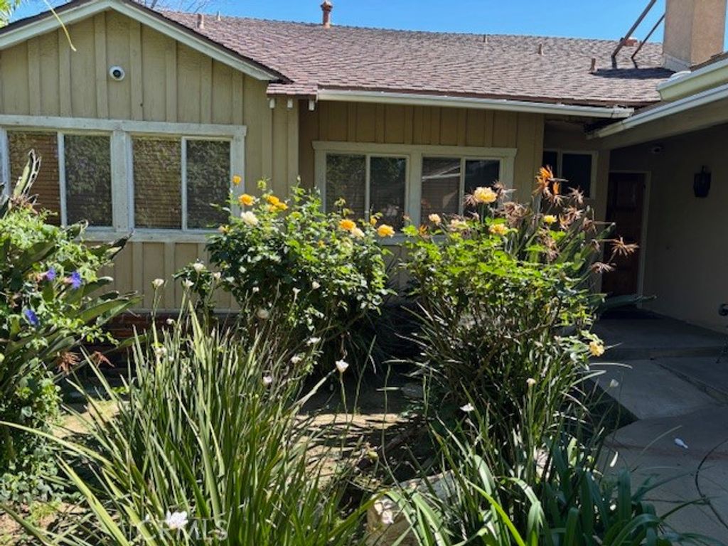 Photo of 6932 Tobias Ave, Van Nuys, CA 91405 (MLS # SR26060500)