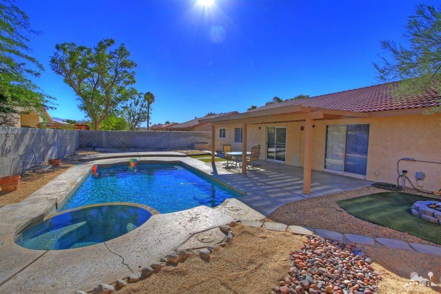 ***Super Pool/Spa home in Rio Vista!! Very close to Palm Springs proper. TRAVERTINE kitchen/3 Bedrooms/2 Baths/Large LIVING room/Formal DINING room and SPACIOUS FAMILY room... ****RELAX & ENJOYYYYYY this very nice HOME!!!!!!!!!!!!!!!!