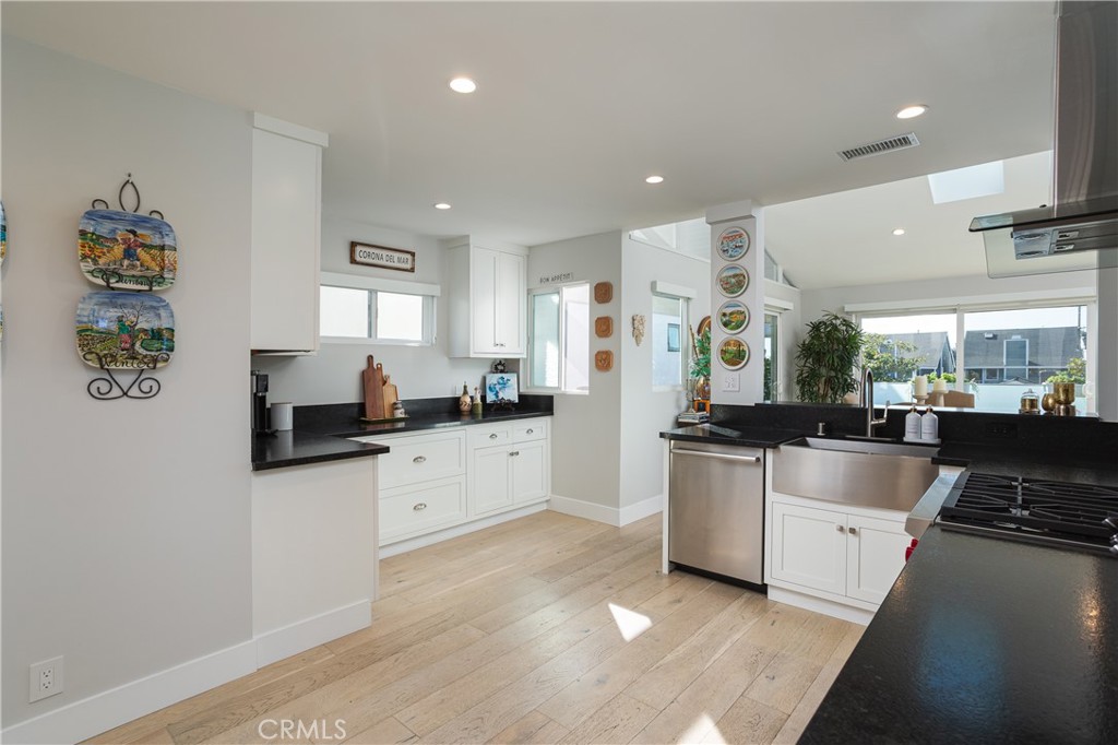 Corona del Mar North of PCH (CNHW) - Residential