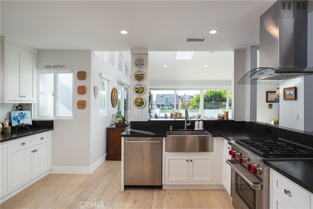 Corona del Mar North of PCH (CNHW) - Residential