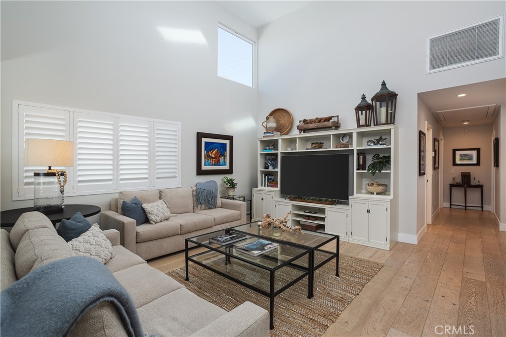 Corona del Mar North of PCH (CNHW) - Residential