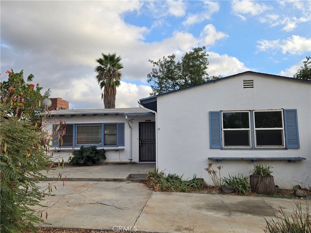 Just listed, check this one out! Located conveniently a little over a mile from the heartbeat of Yucaipa's uptown: dining, shopping, entertainment, events, and centrally located for convenient commute to the 10 frwy, Calimesa, Cherry Valley, and Beaumont.  Located on a private street.  Tax Records show 2/1 but property has a bonus room used for a bedroom/office/family room.