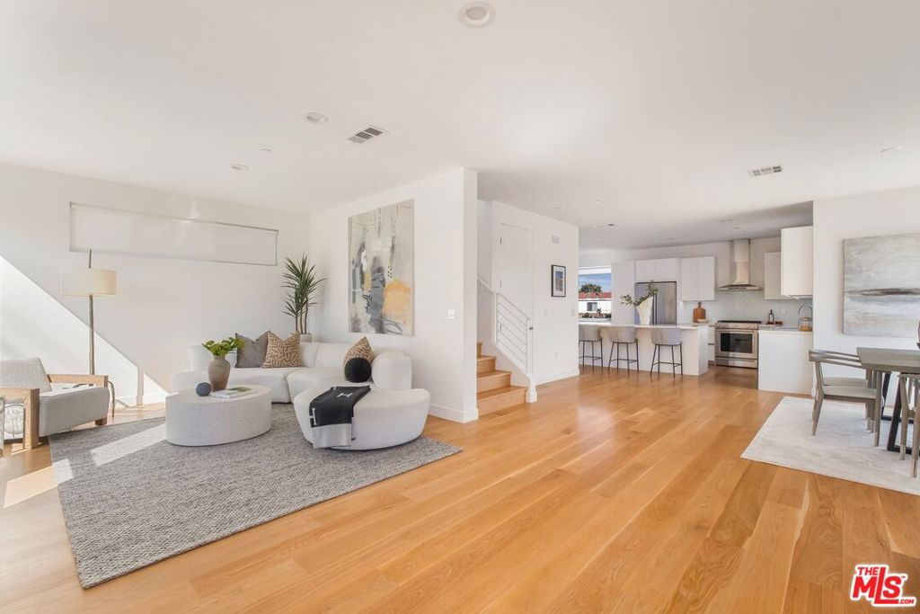 11724 Culver Boulevard 12