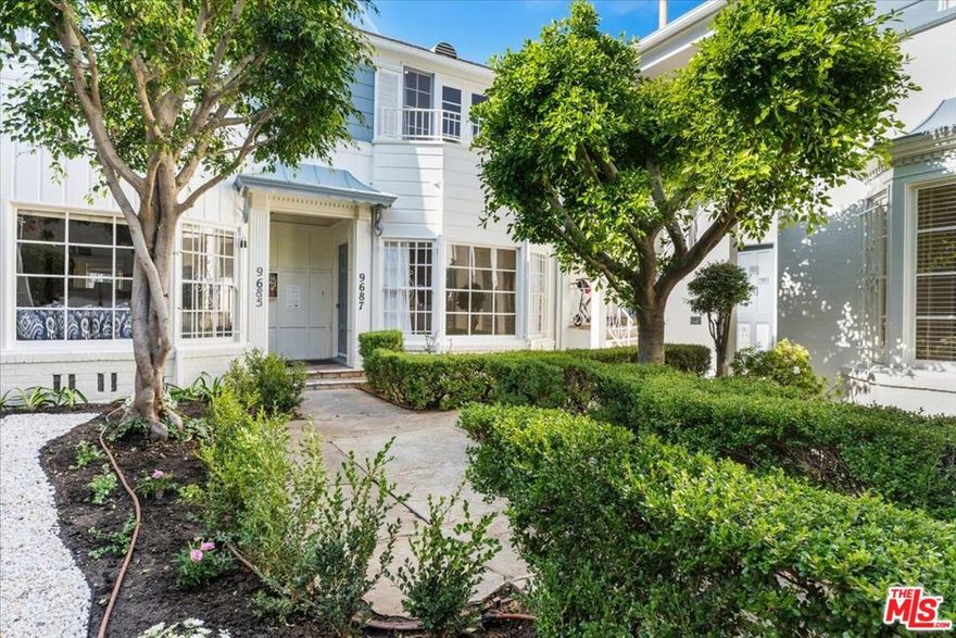 Spacious, newly updated two-bedroom apartment located directly across from Roxbury Park. Features stylish modern finishes and an unbeatable Beverly Hills location.  Conveniently located near world-renowned shopping, markets, restaurants, and coffee shops.