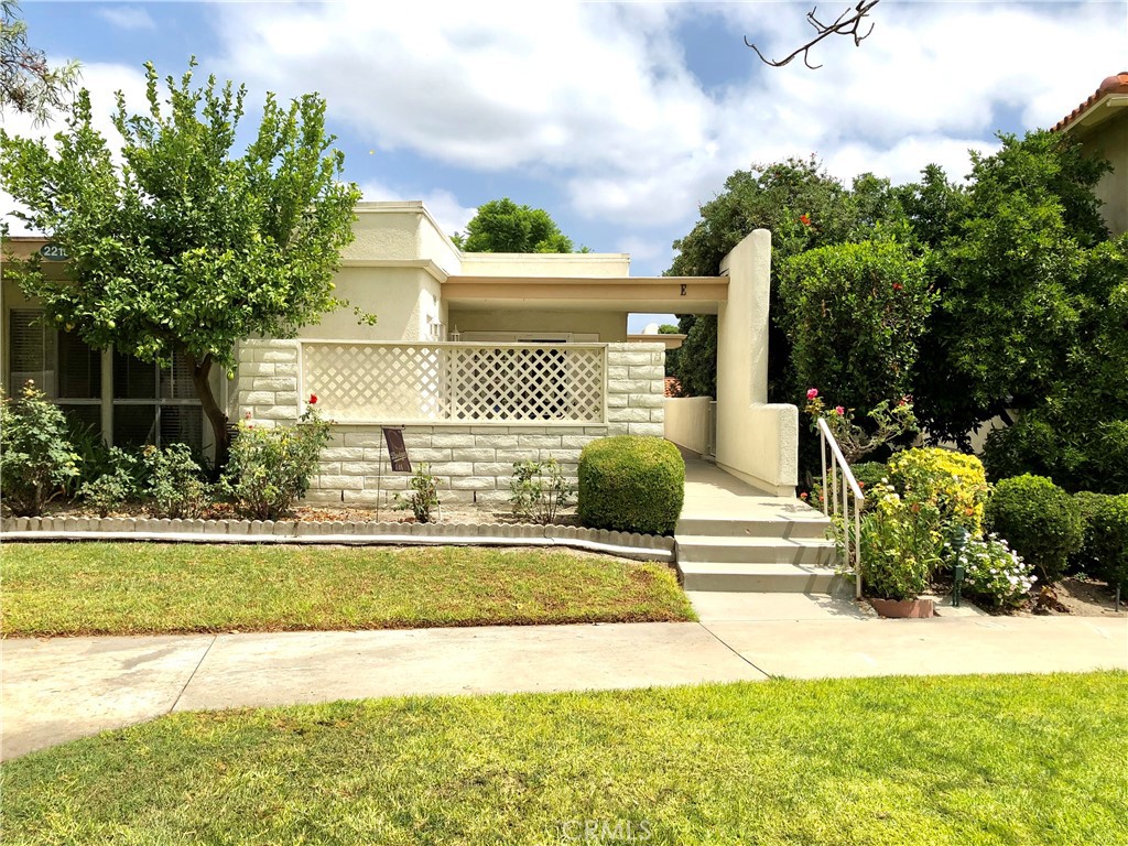 Come enjoy the Monterey — a charming, fully furnished, single-level one-bedroom home. Just bring your clothes and toothbrush, everything else is ready for you!
It’s the perfect time to take advantage of all the wonderful amenities this active 55+ community has to offer:
Golf
Tennis
Pickleball
Bocce Ball
Billiards
Card Games
5 Sparkling Pools
7 Clubhouses
…and so much more. this short term 2 1/2 months rental is light & bright.