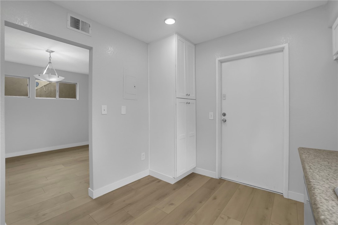 1712 S Mountain Ave E