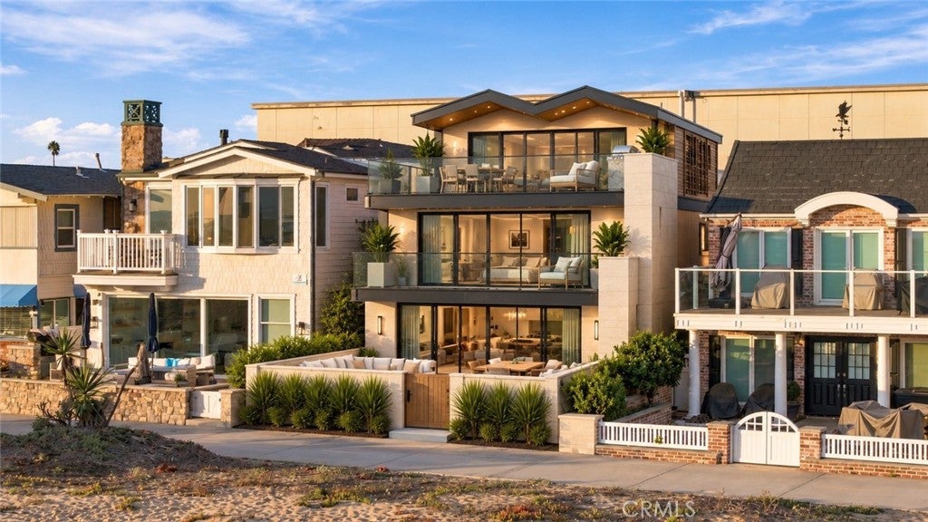 Photo of 306 E Oceanfront, Newport Beach, CA 92661 (MLS # NP26231403)