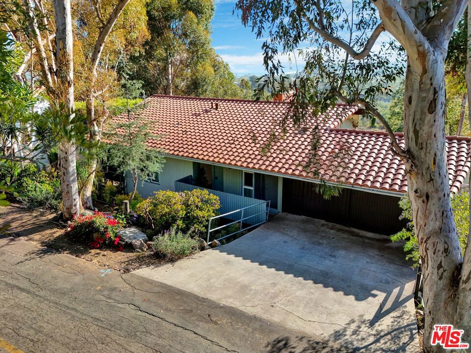 3557 Serra Road, Malibu CA 90265