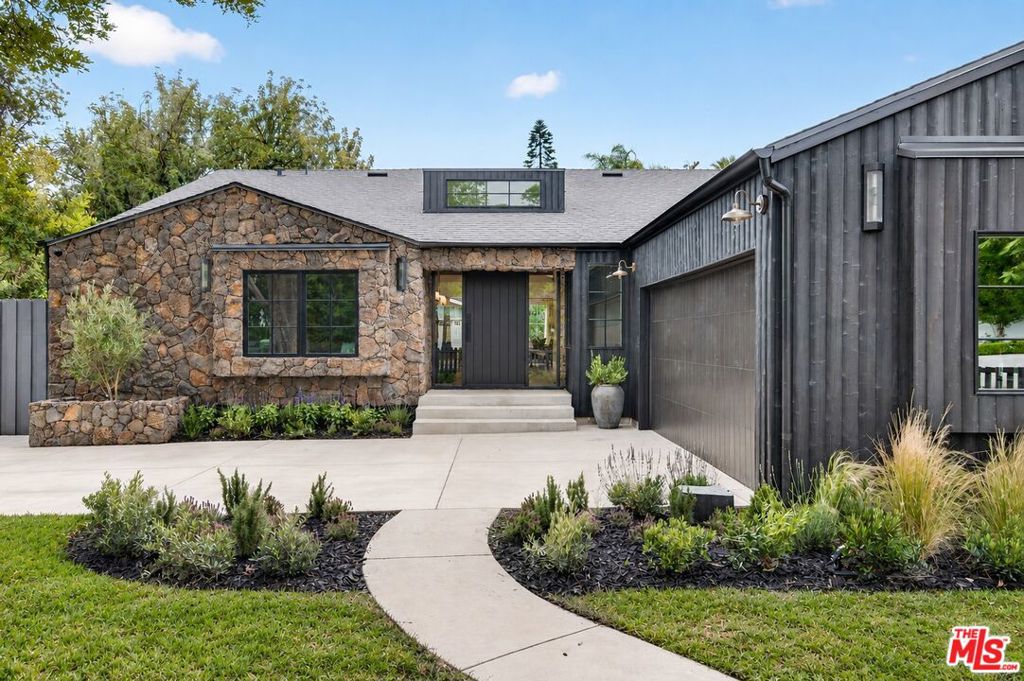 Photo of 12610 Sarah Street, Studio City, CA 91604 (MLS # 26856771)