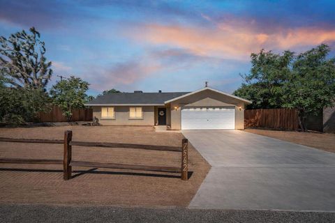 Photo of 7562 Inca Trail, Yucca Valley, CA 92284 (MLS # 219143115DA)