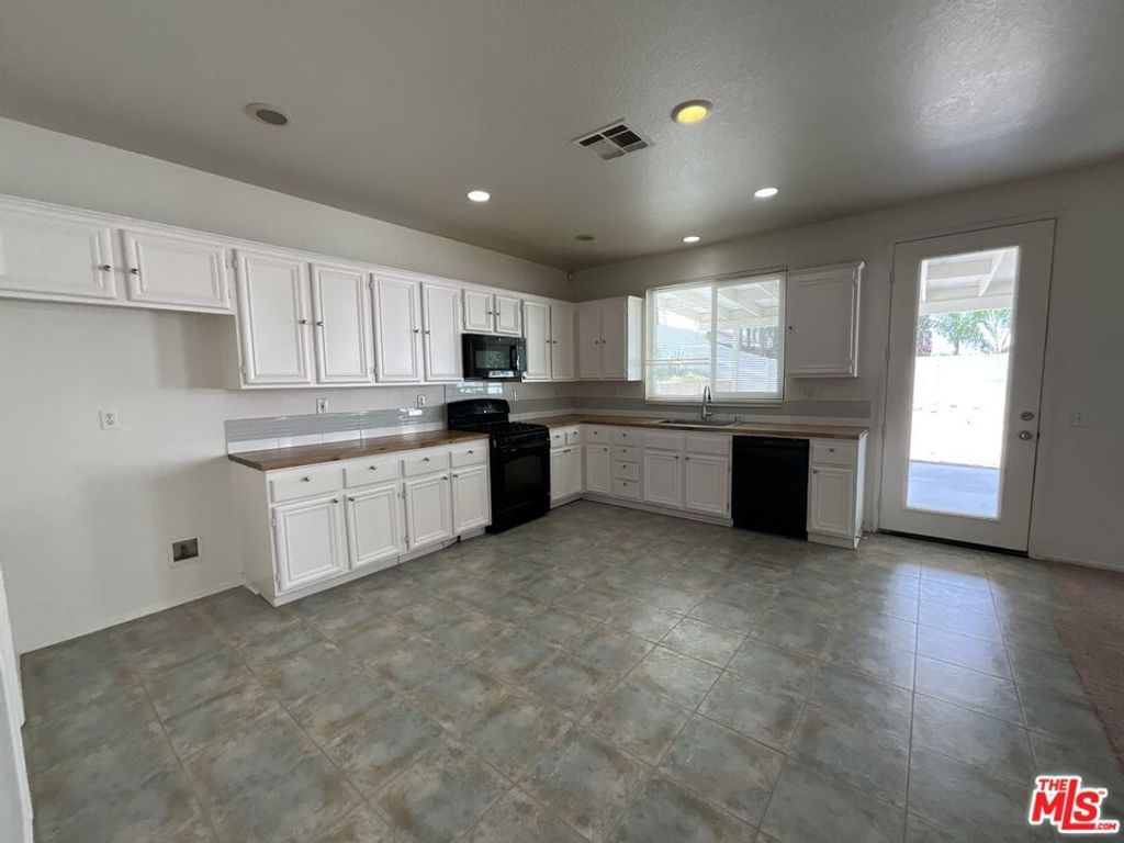 Photo of 323 Steiner Drive, Hemet, CA 92544 (MLS # 26742189)