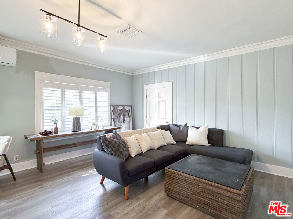 942 S Bronson Avenue