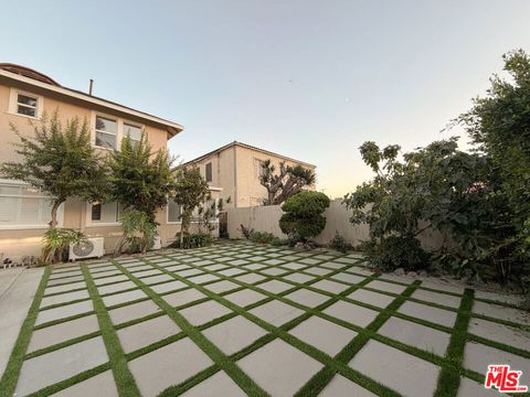 Photo of 942 S Bronson Avenue, Los Angeles, CA 90019 (MLS # 26673511)