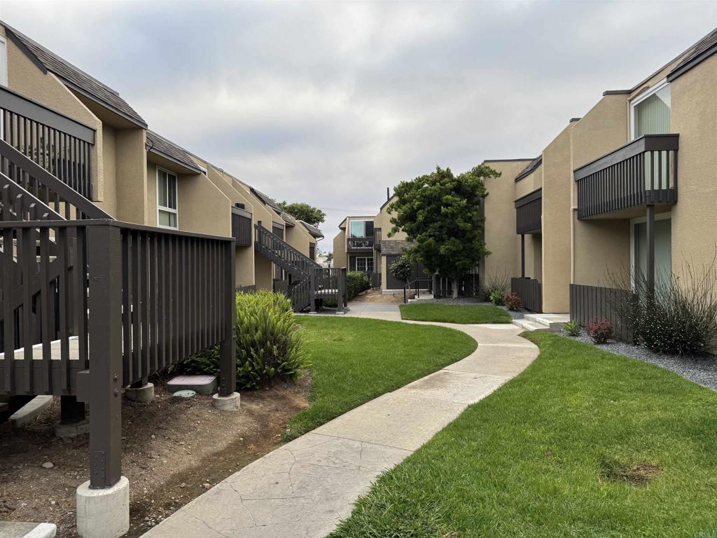 Welcome home! Great chance to own a ground floor studio unit! Complex features a Laundry room, gated pool, and a workout room! Central location close to everything Clairemont has to offer! Don't miss out!!
