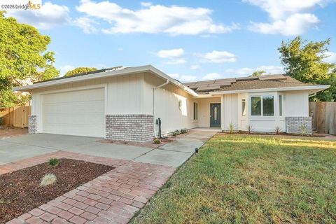 Photo of 1060 Woodglen Dr Dr, Oakley, CA 94561 (MLS # 41129651)