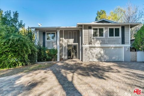 Photo of 20001 Gypsy Lane, Woodland Hills, CA 91364 (MLS # 25564085)