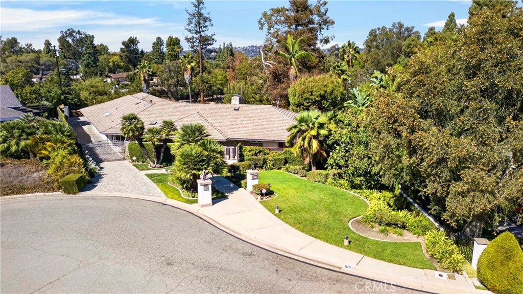 619 Lakeside