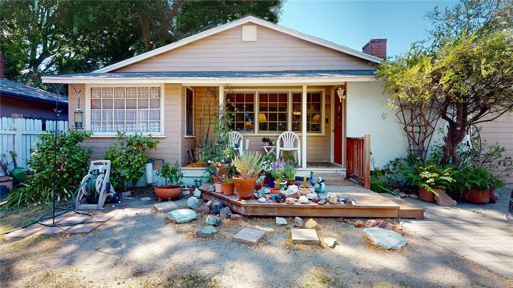 Photo of 22542 Burbank Boulevard, Woodland Hills, CA 91367 (MLS # SR25192779)
