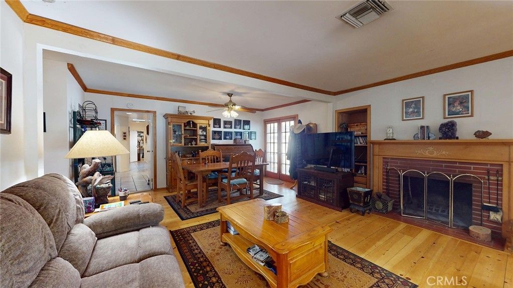 Photo of 22542 Burbank Boulevard, Woodland Hills, CA 91367 (MLS # SR25192779)