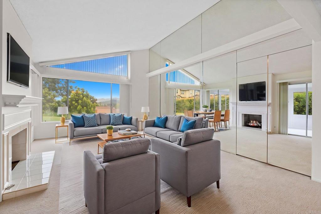 1109 Calle Del Baston