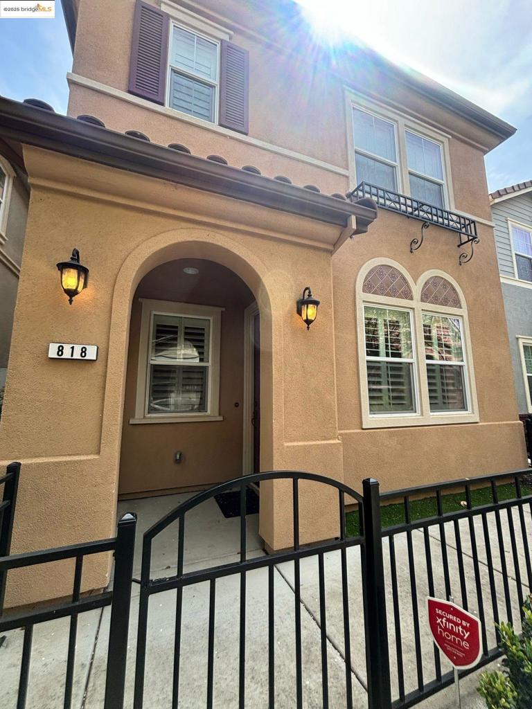 Properties 1 818 Queen Palm Ln
