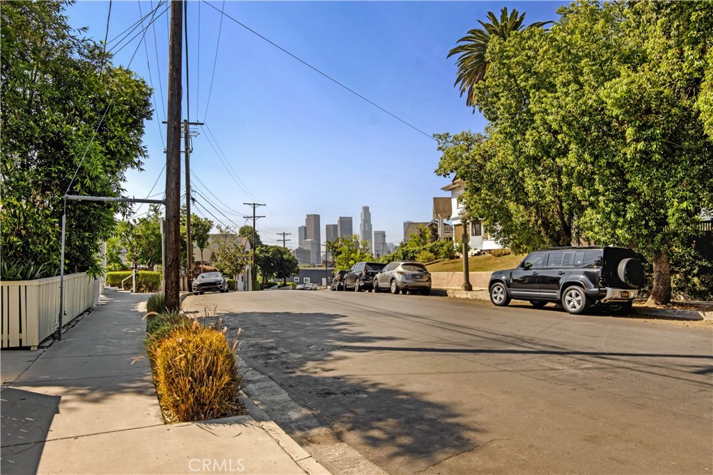 942 E Edgeware Road