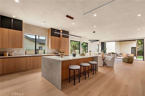 Photo of 5525 Carpenter Avenue, Valley Village, CA 91607 (MLS # SR26039940)