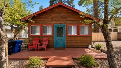 Photo of 573 Spruce Ln, Sugarloaf, CA 92386 (MLS # IG26143238)