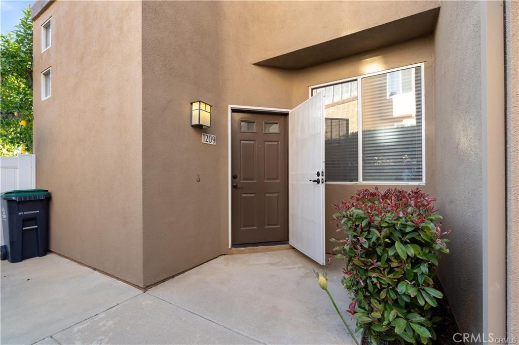 1209 S Country Glen