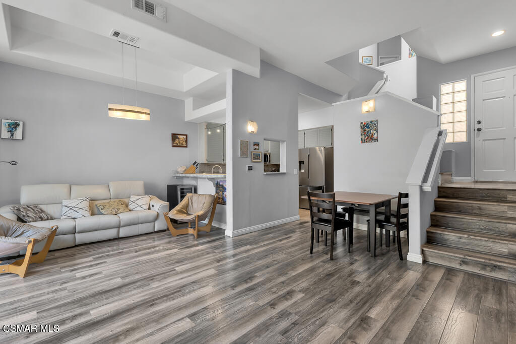 2120 Los Feliz Drive