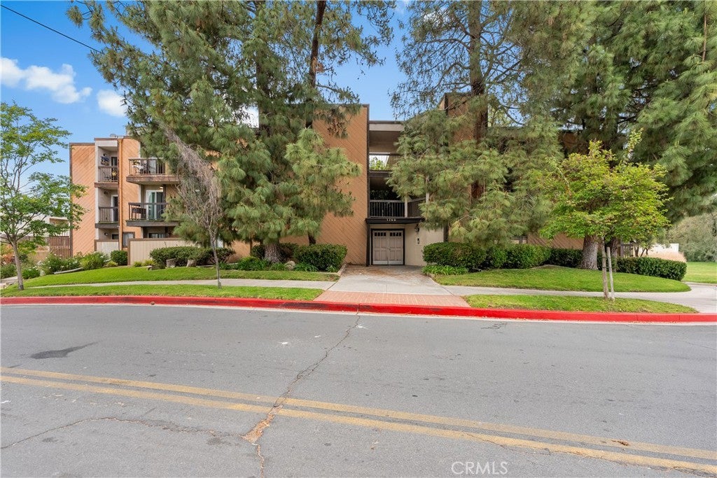 1745 Holly Dr 302, Glendale CA 91206