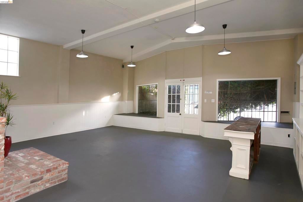 2946 Macarthur Blvd