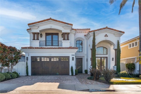 Photo of 1018 11th Street, Manhattan Beach, CA 90266 (MLS # SB26232389)