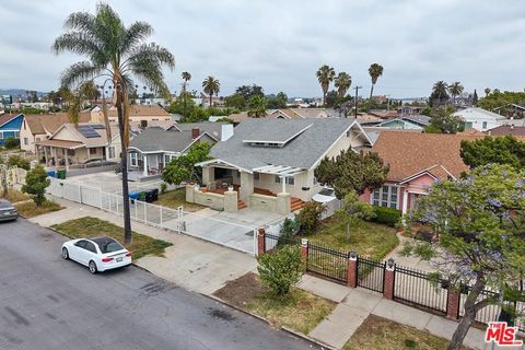 Photo of 136 N Serrano Avenue, Los Angeles, CA 90004 (MLS # 26833133)