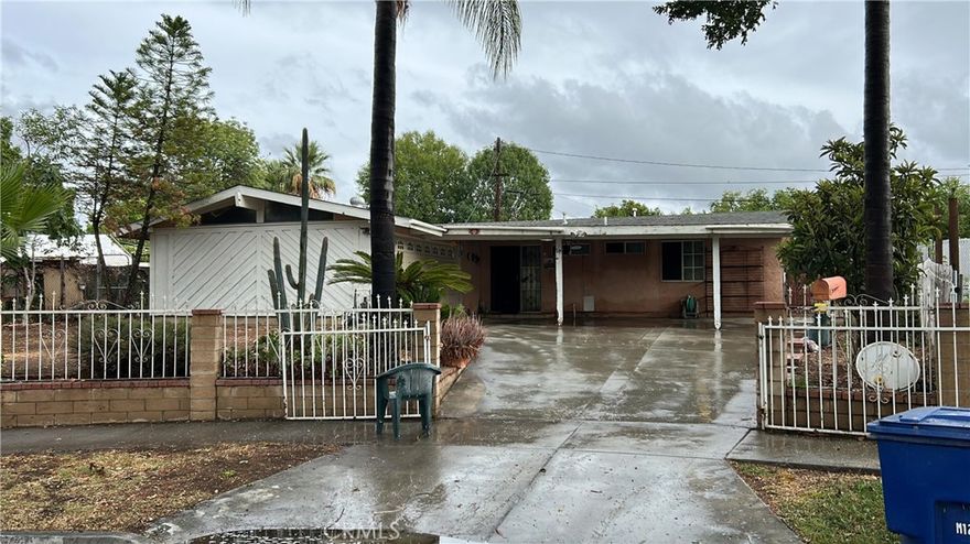 NICE FAMILY NEIGHBORHOOD LOCATED ON A CUL-DE-SAC.  CLOSE TO SHOPPING, FWYS, AND SCHOOLS.  HOUSE HAS 3 BEDROOMS 2 BATHS ON A 7405 SQ FT LOT. HOUSE NEEDS TLC.  PRICED TO SELL.  HURRY....