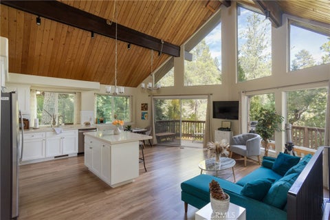 Photo of 517 Brentwood DR, Lake Arrowhead, CA 92352 (MLS # IG26225400)
