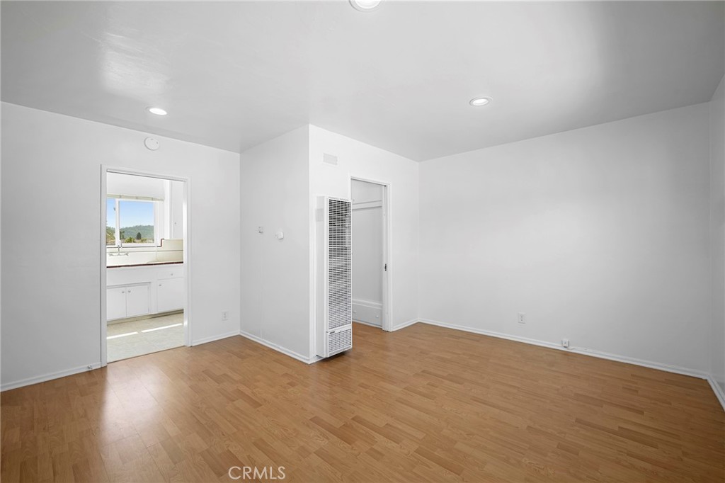 656 W Glenoaks Boulevard