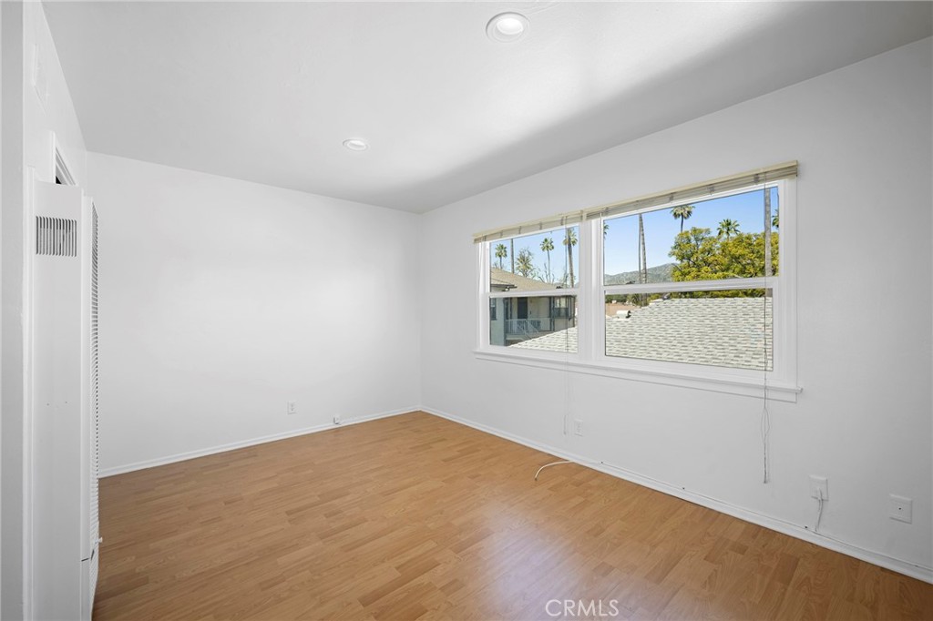 656 W Glenoaks Boulevard