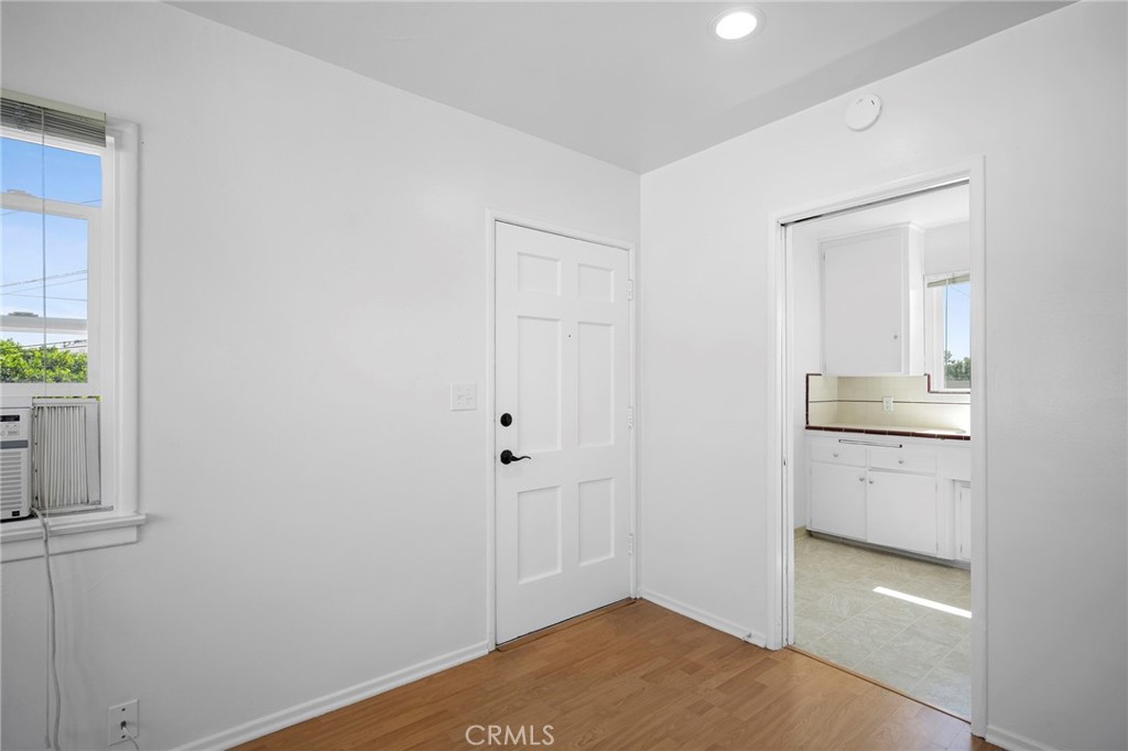 656 W Glenoaks Boulevard