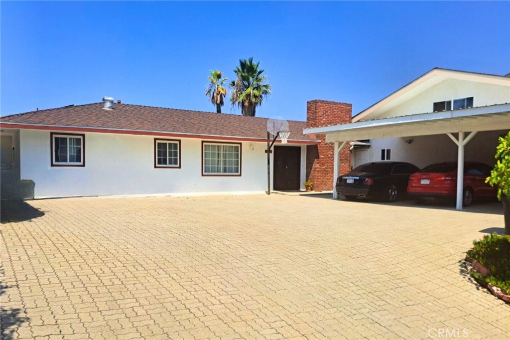 Experience luxury living in this stunning Glendale single-family home! This spacious 3-bedroom, 3.5-bath residence offers an open and inviting floor plan, perfect for both everyday comfort and entertaining. Enjoy breathtaking views from multiple areas of the home, a sparkling pool for those sunny California days, and a location in one of Glendale’s most desirable neighborhoods. With its combination of style, space, and scenery, this home is truly a rare rental opportunity.